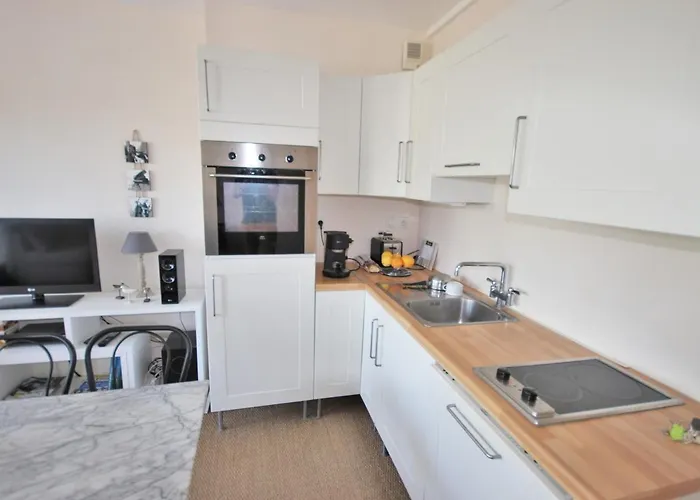 Centre-ville : Plages Et Commerces A Pied, Balcon, Parking Gratuit - Fr-1-550-7 Daire *