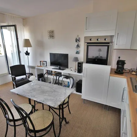 Centre-ville : Plages Et Commerces A Pied, Balcon, Parking Gratuit - Fr-1-550-7 Apartment *
