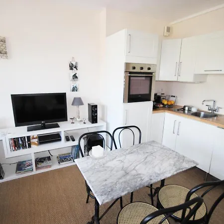 Centre-ville : Plages Et Commerces A Pied, Balcon, Parking Gratuit - Fr-1-550-7 *