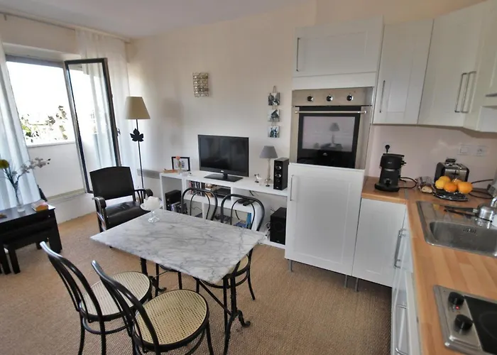 Centre-ville : Plages Et Commerces A Pied, Balcon, Parking Gratuit - Fr-1-550-7 Apartment *